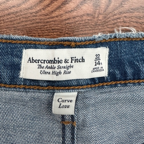 Abercrombie Curve Love Ultra High Rise Ankle Straight Jean - Picture 7 of 8